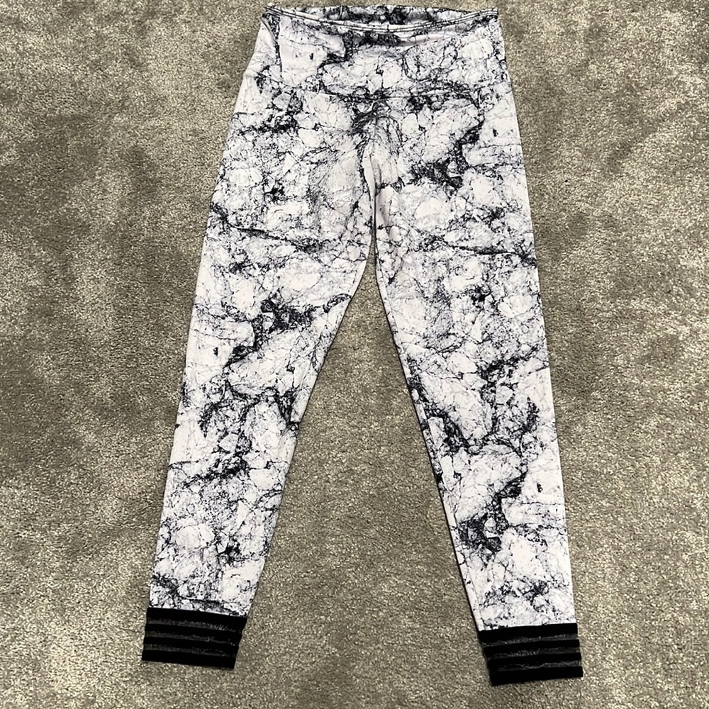 Onzie White Marble Ritz Capri. Size S/M. Navy and White.